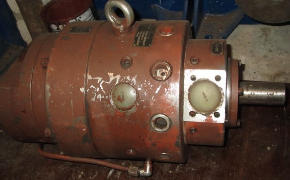 насос аксиально поршневой НАС 74М-45/32   Со следящим механизмом изменения подачи.  Насос обеспечивает работу на любой подаче в диапазоне от номинальной до нулевой. Установка подачи осуществляется задающим устройством (кулачком, копиром и т.п.) . Номинальный рабочий объем насоса, см3:-45 Давление на выходе из насоса, МПа: -32 Мощность насоса, кВт-42